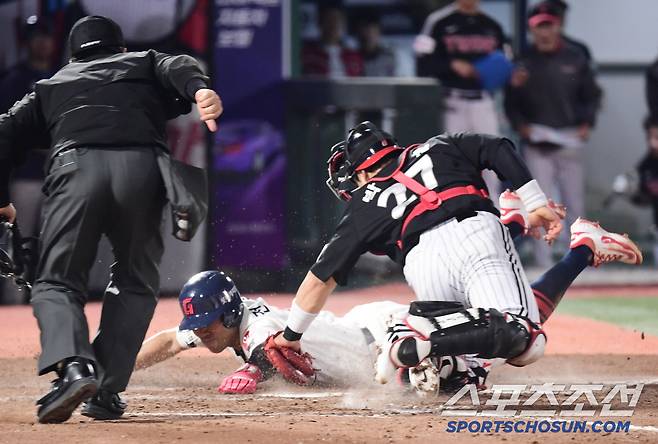 22일 부산 사직야구장에서 열린 KBO리그 롯데와 LG의 경기. 4회 1사 1, 3루 전민재 내야땅볼 타구 때 3루주자 전준우가 홈으로 쇄도해 세이프되고 있다. 부산=송정헌 기자songs@sportschosun.com/2025.05.22/
