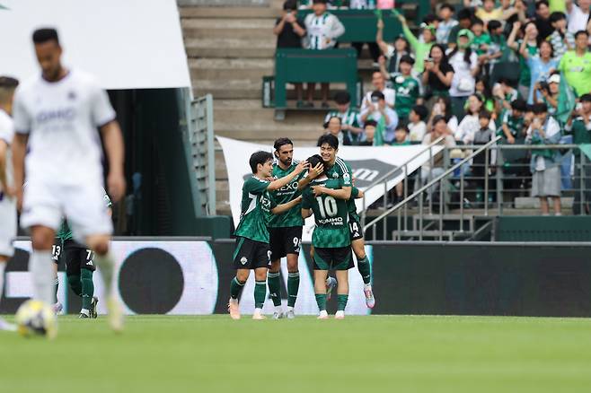 전주월드컵경기장/ K리그1/ 전북현대모터스 vs FC안양/ 전북 전진우 득점, �쳉�/ 골 세레머니/ 사진 하서영