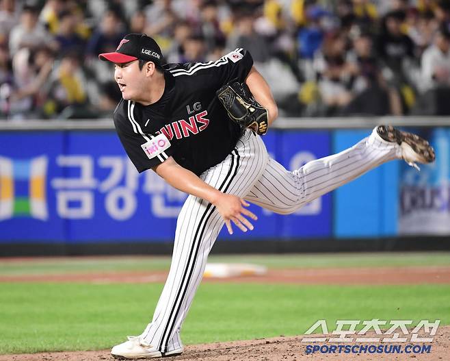 20일 부산 사직야구장에서 열린 KBO리그 롯데와 LG의 경기. 투구하고 있는 LG 성동현. 부산=송정헌 기자songs@sportschosun.com/2025.05.20/