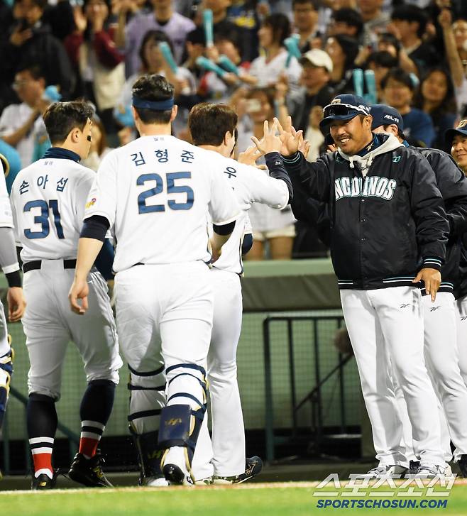 22일 울산 문수야구장에서 열린 NC 다이노스와 한화 이글스의 경기. 승리한 NC 이호준 감독이 기뻐하고 있다. 울산=박재만 기자 pjm@sportschosun.com/2025.05.22/