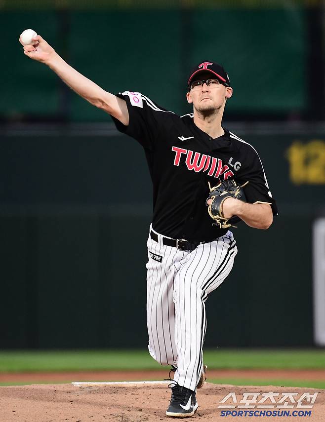 22일 부산 사직야구장에서 열린 KBO리그 롯데와 LG의 경기. 선발 투구하고 있는 코엔윈. 부산=송정헌 기자songs@sportschosun.com/2025.05.22/