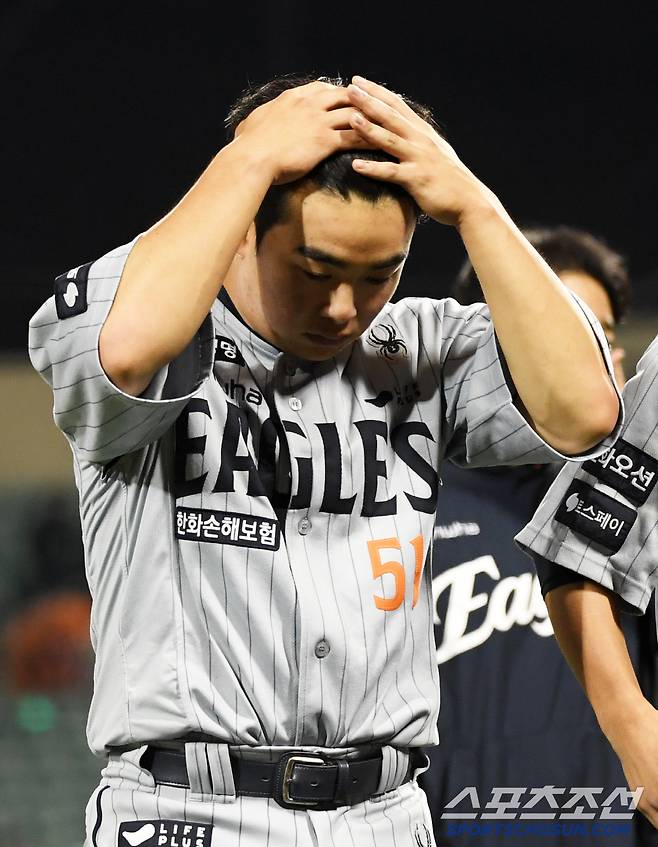 8회 동점 주자가 될 수 있었던 한화 문현빈이 1점 차로 패하자 아쉬워하고 있다. 울산=박재만 기자 pjm@sportschosun.com