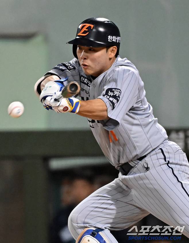 4대3 1점 차 상황. 8회 1사 한화 문현빈이 초구에 기습 번트를 시도했다.