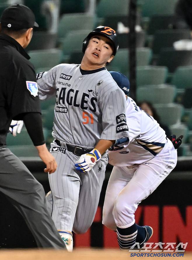 문현빈은 기습 번트로 내야 안타에 성공했지만 2루로 향하다 급하게 귀루하는 과정에서 태그아웃 당했다.