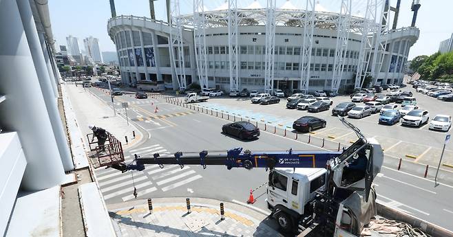 29일 오후 경남 창원시 마산회원구 창원NC파크 야구장 주차장에서 관계자가 외장 마감재 '루버' 철거 작업을 하고 있다. 2025.4.29연합뉴스