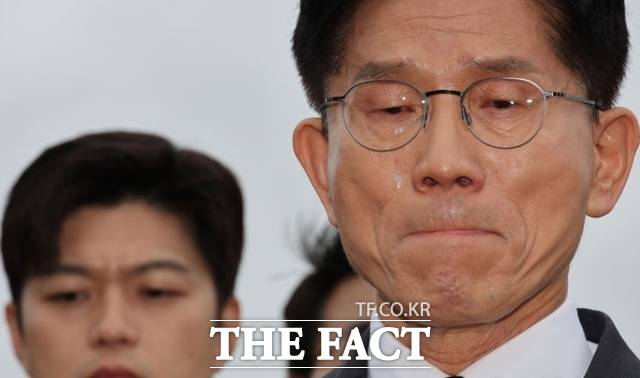 정치권 일각에선 김 후보가 당내 우려에도 윤 전 대통령의 행보에 유보적인 태도를 보일 경우, 얼마 남지 않은 선거에서 중도층 확보에 어려움을 겪을 수 있다는 우려도 제기된다. 사진은 김용태 비상대책위원장(왼쪽)과 김문수 국민의힘 대통령 후보의 모습. /뉴시스