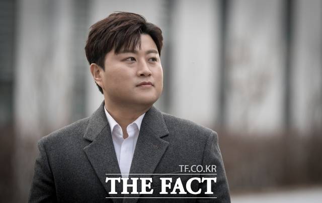 가수 김호중이 대법원 상고를 취하하면서 2심 법원이 선고한 징역 2년 6개월의 형은 그대로 확정됐다. 가수 김호중이 4일 오후 경기도 파주시 CJ ENM 스튜디오에서 <더팩트>와 인터뷰에 앞서 포즈를 취하고 있다. /파주=박헌우 기자
