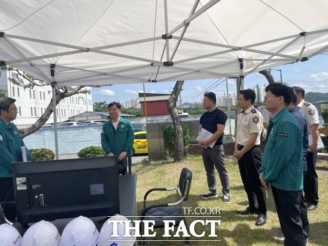 조일교 아산시 부시장이 드론을 활용한 공장시설 '집중 안전점검'에 참여하고 있다./아산시