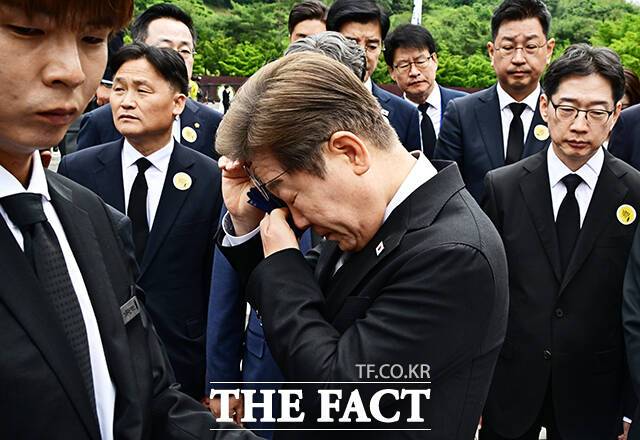 방명록 작성한 뒤 눈물 흘리는 이재명 후보.