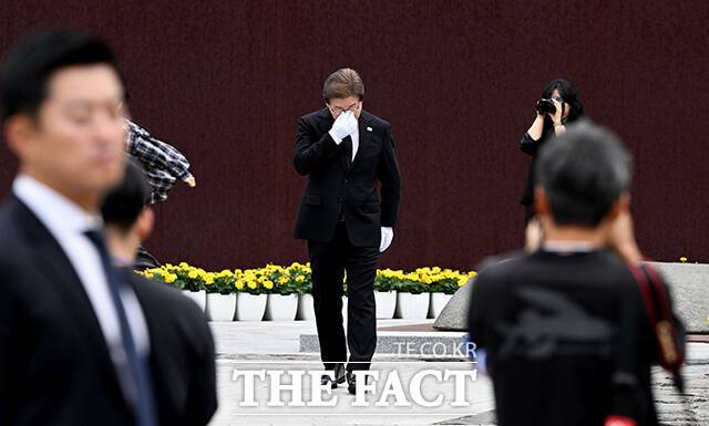 참배 마친 뒤 눈물 흘리는 이재명 후보.