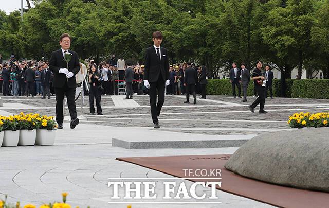 고 노무현 전 대통령 묘역 앞에 선 이재명 후보.