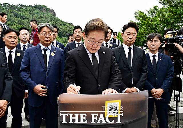 방명록 남기는 이재명 후보.