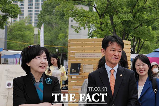 용호성 문화체육관광부 제1차관(오른쪽)과 박은실 한국문화예술교육진흥원장이 23일 오후 서울 용산구 국립중앙박물관 거울못 일원에서 펼쳐진 2025 문화 다양성 주간 행사를 맞아 스페셜 큐레이터전(展)을 관람하고 있다. /한국문화예술교육진흥원