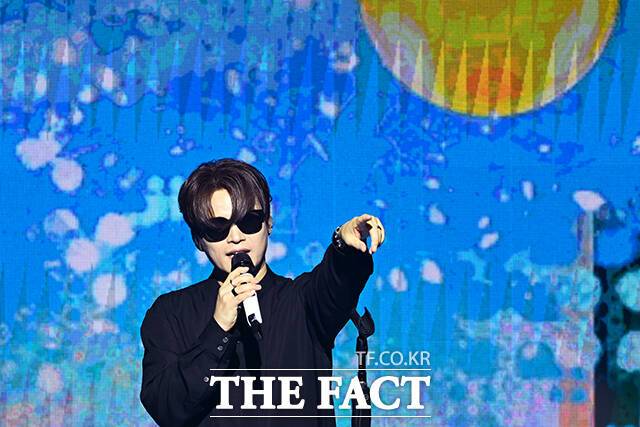 가수 김기태가 23일 오후 서울 서대문구 이화여자대학교 ECC 영산극장에서 열린 'I.CON: FANNSTAR CONCERT(아이콘: 팬앤스타 콘서트)'에서 무대를 펼치고 있다. /서예원 기자