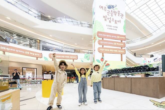 스타필드 고양에서 열린 여주곤충박물관의 팝업스토어 '신비한 곤충랜드(5/23~6/8)'에서 어린이 모델들이 곤충과 함께 기념 사진을 촬영하고 있다.