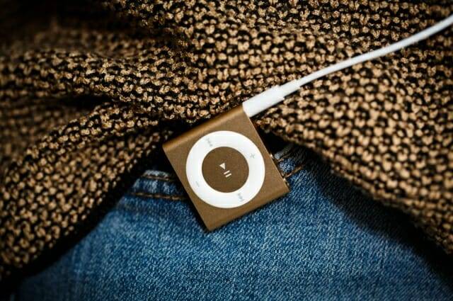 오픈AI와 조니 아이브가 선보일 AI 제품이 애플 아이팟 셔플과 디자인이 비슷하다는 전망이 나왔다. 사진은 아이팟 셔플 (사진=씨넷)