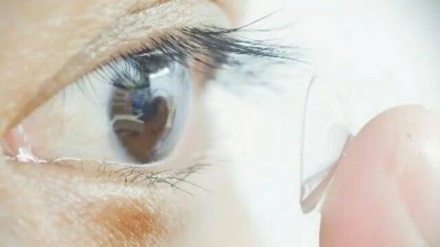 한 연구 참가자가 야간 투시 콘텍트 렌즈를 눈에 삽입하고 있는 모습 (사진=Yuqian Ma, Yunuo Chen, Hang Zhao)