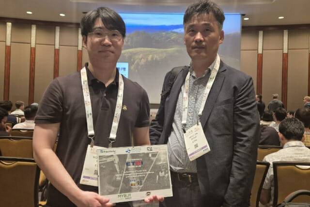 ETRI 변우진 본부장(오른쪽)과 김원준 석사후연구원이 수상뒤 기념촬영했다.