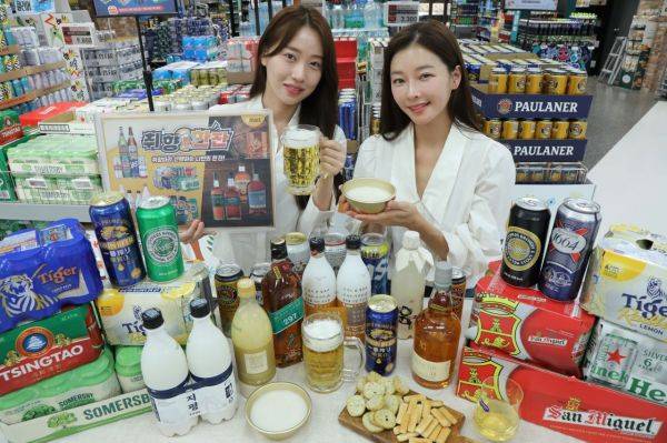 모델이 행사 홍보를 위해 주류 주류 제품을 들고 있다. 이마트 제공.