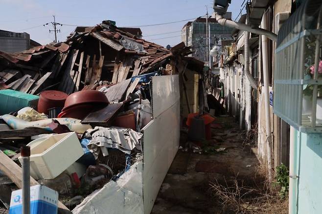 인천 미추홀구 주택가에 흉물스럽게 망가진 주택이 방치되고 있다. 윤동주 기자