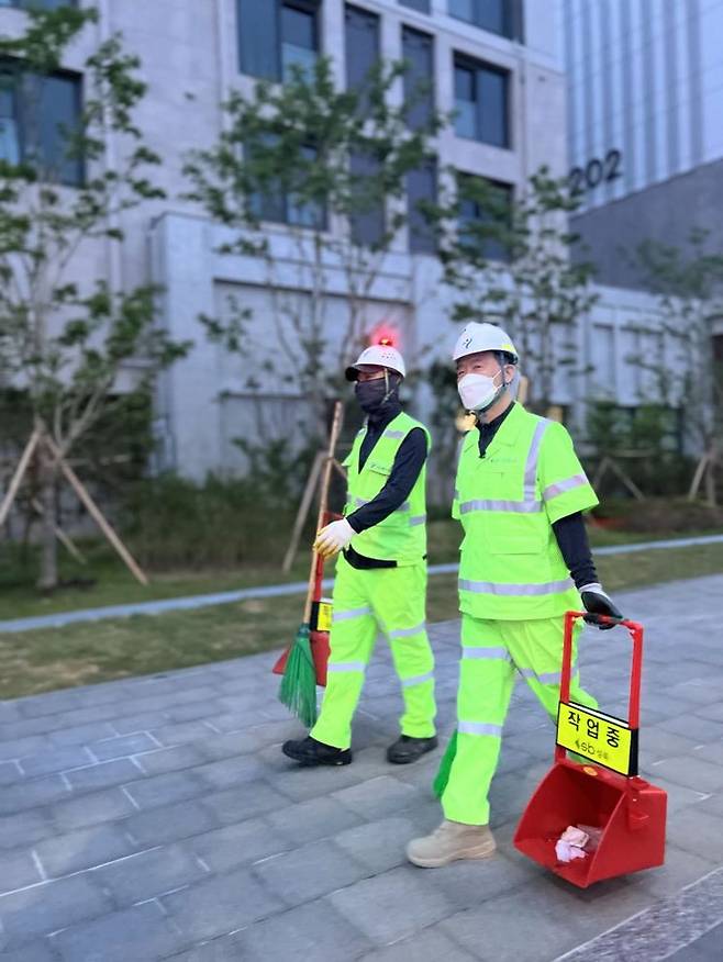 이승로 성북구청장(사진 우측)이 지난 15일 환경공무관과 함께 골목길 쓰레기 수거 체험을 하고 있다. 성북구 제공.