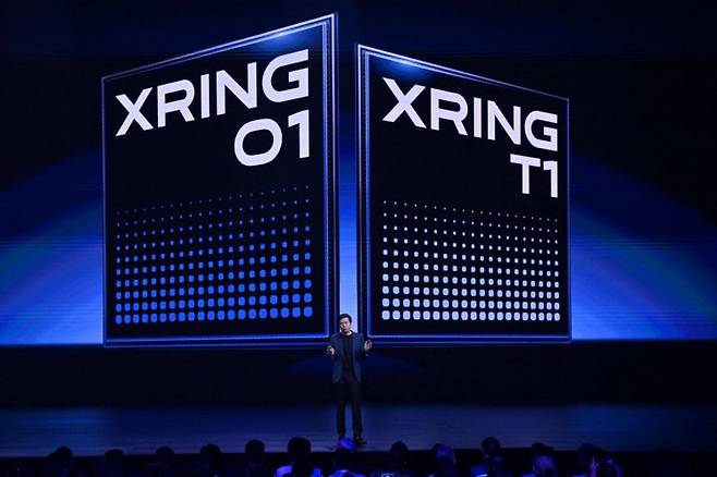 베이징에서 열린 샤오미의 XRING O1 칩셋, 휴대폰 15S Pro 및 패드 7 울트라 출시 행사에서 레이쥔 샤오미 CEO가 연설하고 있다. AFP 연합뉴스