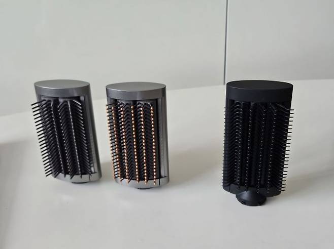 2022년 출시됐던 구형 에어랩인 '오리진 멀티 스타일러 앤 드라이어'(왼쪽 2개)과 2025년형 신제품 '에어랩 코안다 2X 멀티 스타일러 앤 드라이어(오른쪽)' 제품의 엉킴방지 스무딩 브러시 모습 비교. 박준이 기자