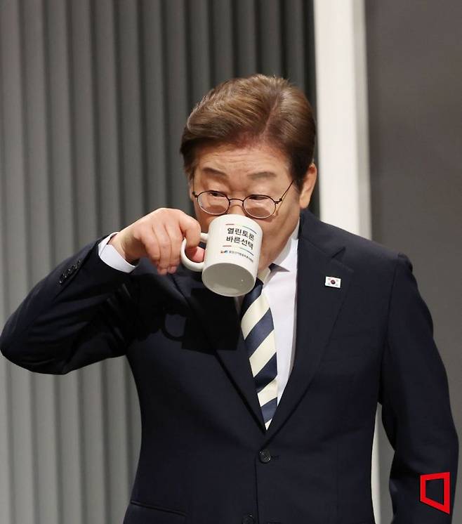 이재명 더불어민주당 대선 후보가 23일 서울 영등포구 KBS본관 스튜디오에서 열린 중앙선거방송토론위원회 주관 제21대 대통령선거 2차 후보자토론회에서 물을 마시고 있다. 2025.5.23 국회사진기자단