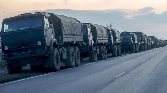 2022년 2월 돈바스 지역으로 이동 중인 러시아 군용 차량의 모습