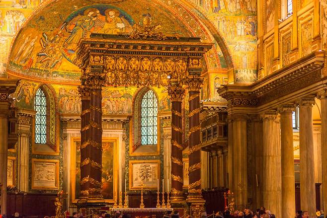 로마의 '성모 대성전' 혹은 '산타 마리아 마조레 대성전'이라 불리는 이곳은 화려하게 장식된 내부로 유명하다
