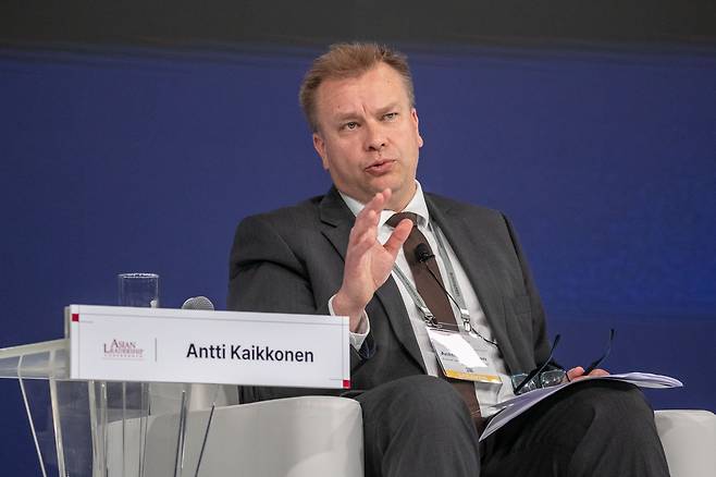 22일 오후 서울 중구 신라호텔에서열린 2025 아시안리더십콘퍼런스에서 안티 카이코넨 전 핀란드 국방부 장관이 '저출산 극복에 앞장선 두 장관들, 한국 저출산 문제 해법은?' 세션 토론자로 발언하고 있다. /장련성 기자