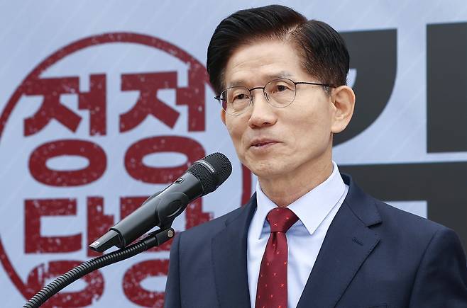 김문수 국민의힘 대통령 후보가 22일 서울 여의도 중앙당사에서 정치개혁 관련 긴급 기자회견을 하고 있다. /뉴스1