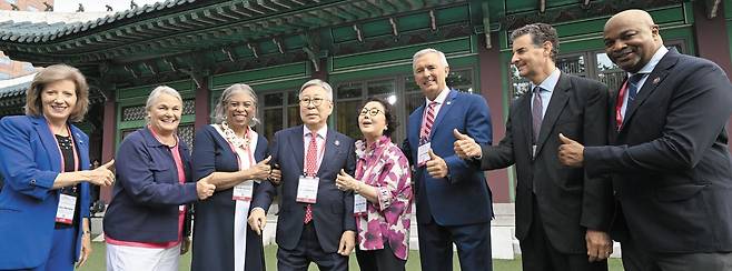 미국의 첫 한국계 연방 하원 의원 출신인 김창준씨가 초청한 미국 전직연방의원협회(FMC) 회원들이 21일 아시안리더십콘퍼런스가 열린 서울 신라호텔에서 김씨를 향해 엄지손가락을 치켜들며 감사의 뜻을 표하고 있다. 왼쪽부터 비키 하츨러(6선·미주리주), 앤 마리 버클(초선·뉴욕주), 브렌다 로렌스(4선·미시간주), 김창준 전 의원, 아내 제니퍼 안, 존 캇코(4선·뉴욕주), 존 사베인스(9선·메릴랜드주), 콴자 홀(초선·조지아주) 하원 의원. /고운호 기자