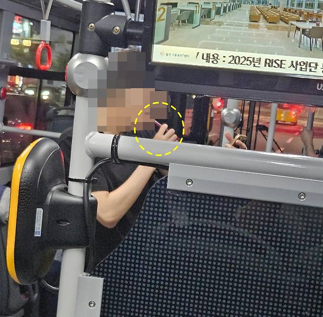 울산의 한 시내버스 안에서 양치하는 학생./쓰레드