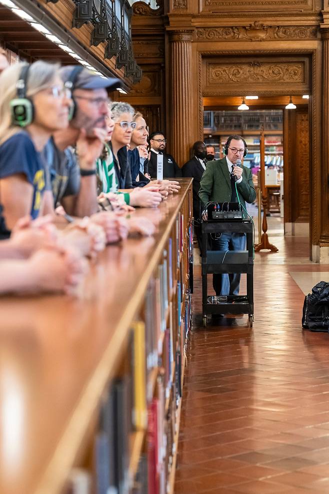 뉴욕 공립 도서관 공연 'LUNCH DANCES' 마지막 파트. 3층에 있는 '더 로즈 메인 리딩 룸'에 관객들이 모인다. 이후 헤드폰을 벗으라는 요청을 받고 곧 이어 공연을 이어진다./Paula Lobo/The New York Public Library