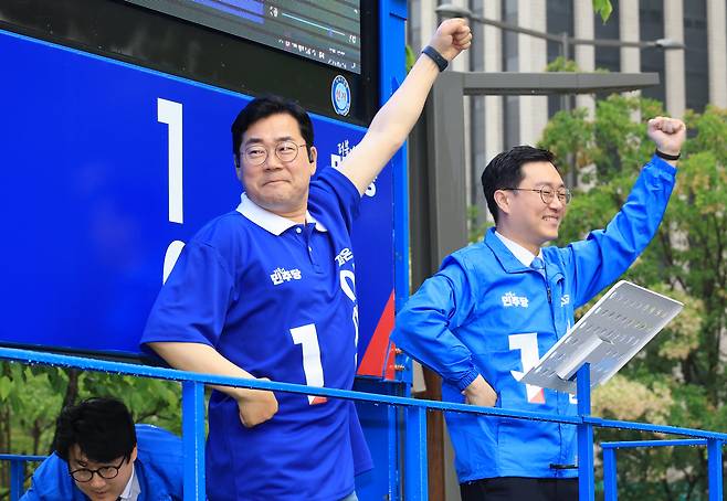 더불어민주당 박찬대 원내대표와 장경태 의원이 16일 서울 영등포구 여의도에서 열린 집중유세에서 춤을 추고 있다. /연합뉴스