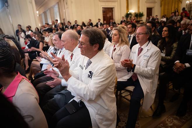 22일 미국 백악관에서 열린 MAHA 보고서 발표회에 참석한 의사들이 청중에게 박수를 보내고 있다. /연합뉴스