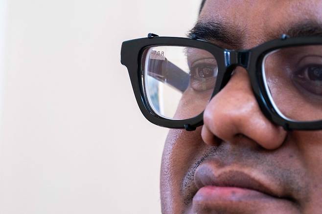 이달 미국 캘리포니아주 마운틴뷰에서 열린 구글의 연례 개발자 콘퍼런스 ‘I/O 2025’ 참가자가 구글의 스마트 안경을 착용하고 있다./연합뉴스