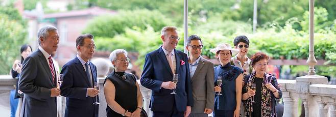 콜린 크룩스 주한 영국대사(왼쪽에서 네번째)가  손님들과 기념촬영을 하고 있다 / 주한영국대사관 제공