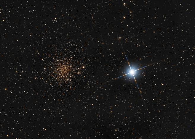 구상 성단 NGC 6366이 우주를 황금빛으로 밝히고 있다. 구상 성단은 별 수십만개가 모인 공 모양 천체다. /Massimo Di Fusco