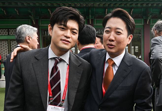 지난 21일 서울 신라호텔에서 열린 제16회 조선일보 아시안리더십콘퍼런스(ALC)에 참석한 국민의힘 김용태 비상대책위원장과 이준석 개혁신당 대선 후보가 대화하고 있다. /조선일보