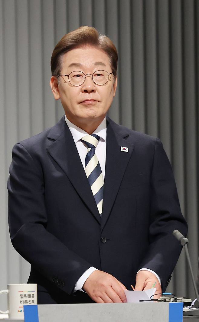 더불어민주당 이재명 대선후보가 23일 서울 여의도 KBS 스튜디오에서 열린 제21대 대선 2차 후보자 토론회를 준비하고 있다./연합뉴스