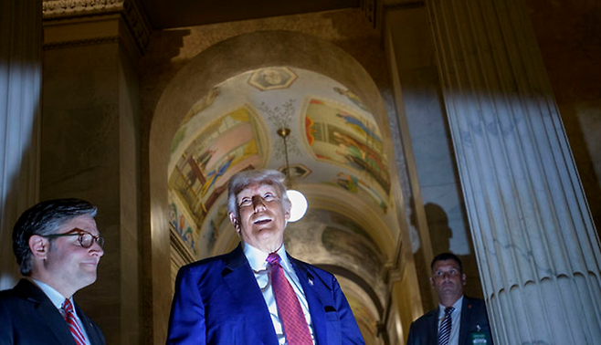 도널드 트럼프 미국 대통령이 지난 21일 공화당 의원 총회에 참석한 후 백악관으로 돌아가고 있다. ⓒAP/뉴시스