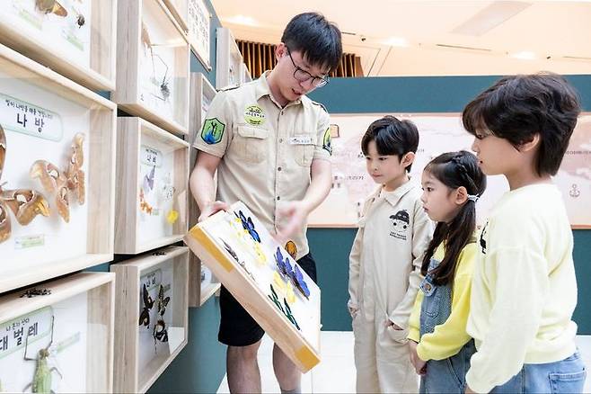 내달 8일까지 스타필드 고양에서 열리는 여주곤충박물관의 팝업스토어에서 어린이 모델들이 도슨트 해설을 듣고 있다.ⓒ스타필드