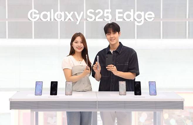 '삼성 강남'에서 '갤럭시 S25 엣지'를 소개하는 모습ⓒ삼성전자