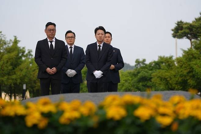 이준석 개혁신당 대선 후보가 23일 경남 김해 노무현 전 대통령 묘소를 참배하고 있다. ⓒ이준석 캠프