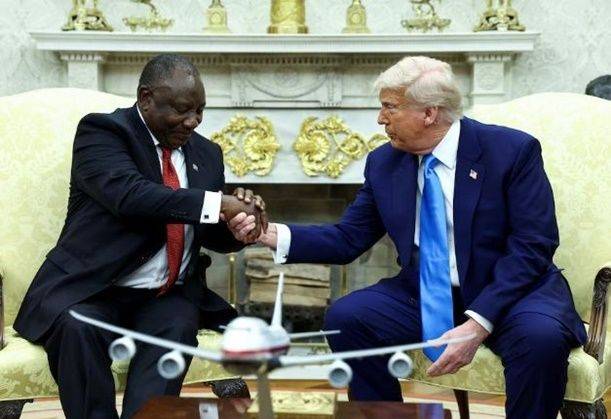 지난 21일(현지시간) 미국 워싱턴DC 백악관에서 도널드 트럼프(오른쪽) 미국 대통령과 시릴 라마포사 남아프리카공화국 대통령이 정상회담을 하기에 앞서 악수를 하고 있다. ⓒ 로이터/연합뉴스