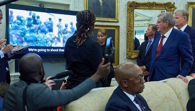 21일(현지시간) 미 워싱턴DC 백악관 집무실에서 열린 도널드 트럼프 대통령과 시릴 라마포사 남아공 대통령의 정상회담 도중 트럼프 대통령이 남아공의 ‘백인 농부 집단 살해’ 증거라고 주장한 영상이 재생되고 있다. ⓒ AP/뉴시스