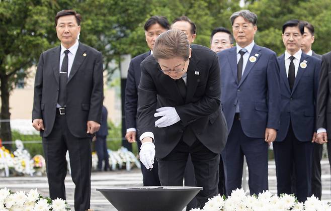 이재명 더불어민주당 대통령 후보가 고 노무현 전 대통령 16주기인 23일 오전 경남 김해시 봉하마을 노 전 대통령 묘역을 찾아 참배하고 있다. 2025.5.23 뉴스1