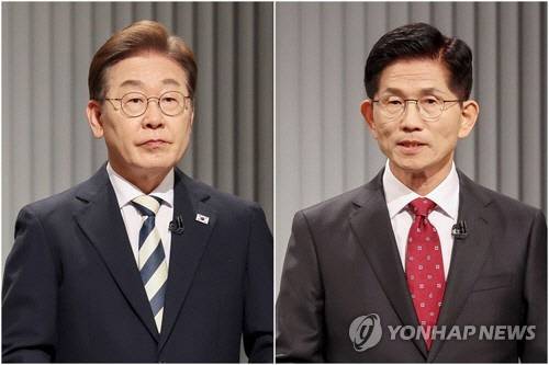 이재명(왼쪽) 더불어민주당·김문수 국민의힘 대선후보가 23일 서울 여의도 KBS 스튜디오에서 열린 제21대 대선 2차 후보자 토론회를 준비하고 있다.  [국회사진기자단]